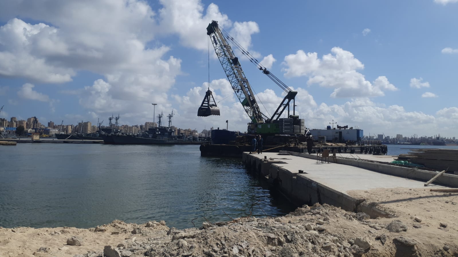 الاعمال البحرية و المعدات